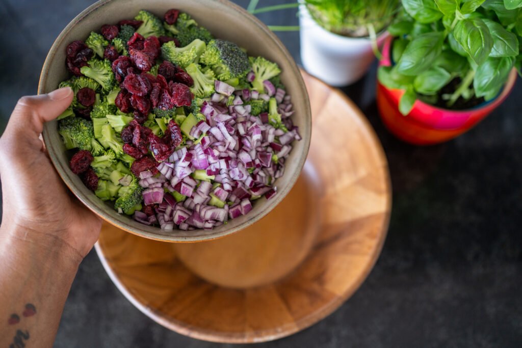 Salada de brócolis cru, acompanhamento perfeito para o seu churrasco.