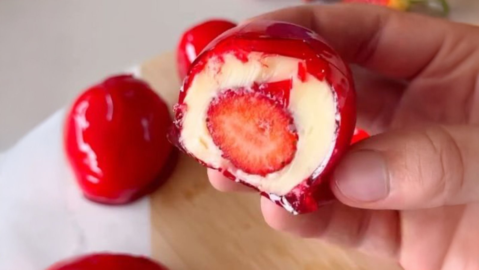 Quanto custa o morango do amor, Quanto tempo para fazer a calda do morango do amor? O que é morango do amor meme? 'Morango do Amor' causa fraturas dentárias e dentistas alertam: 'Bomba de açúcar'